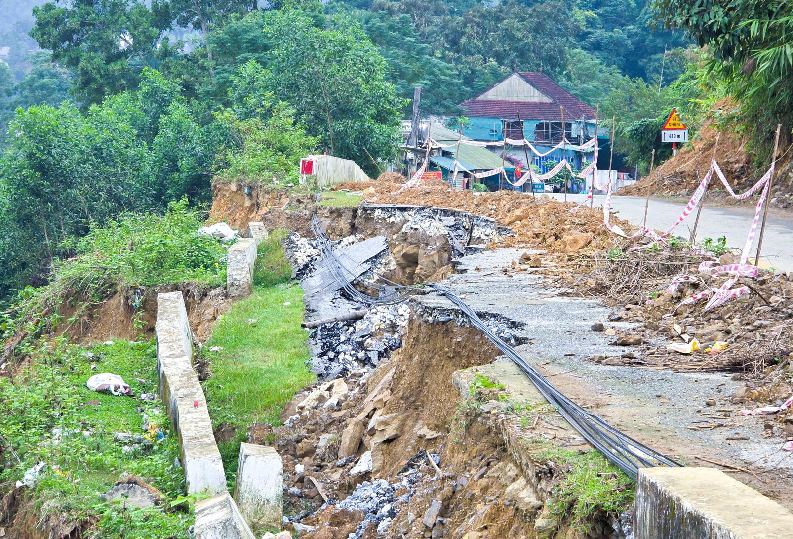 Sạt lở dồn dập ở miền Trung: Núi lở, làng trôi, nỗi sợ bao trùm Quốc lộ 48D - đoạn qua địa phận xã Hùng Chân - bị sạt lở nham nhở - ẢNH: PHAN NGỌC
