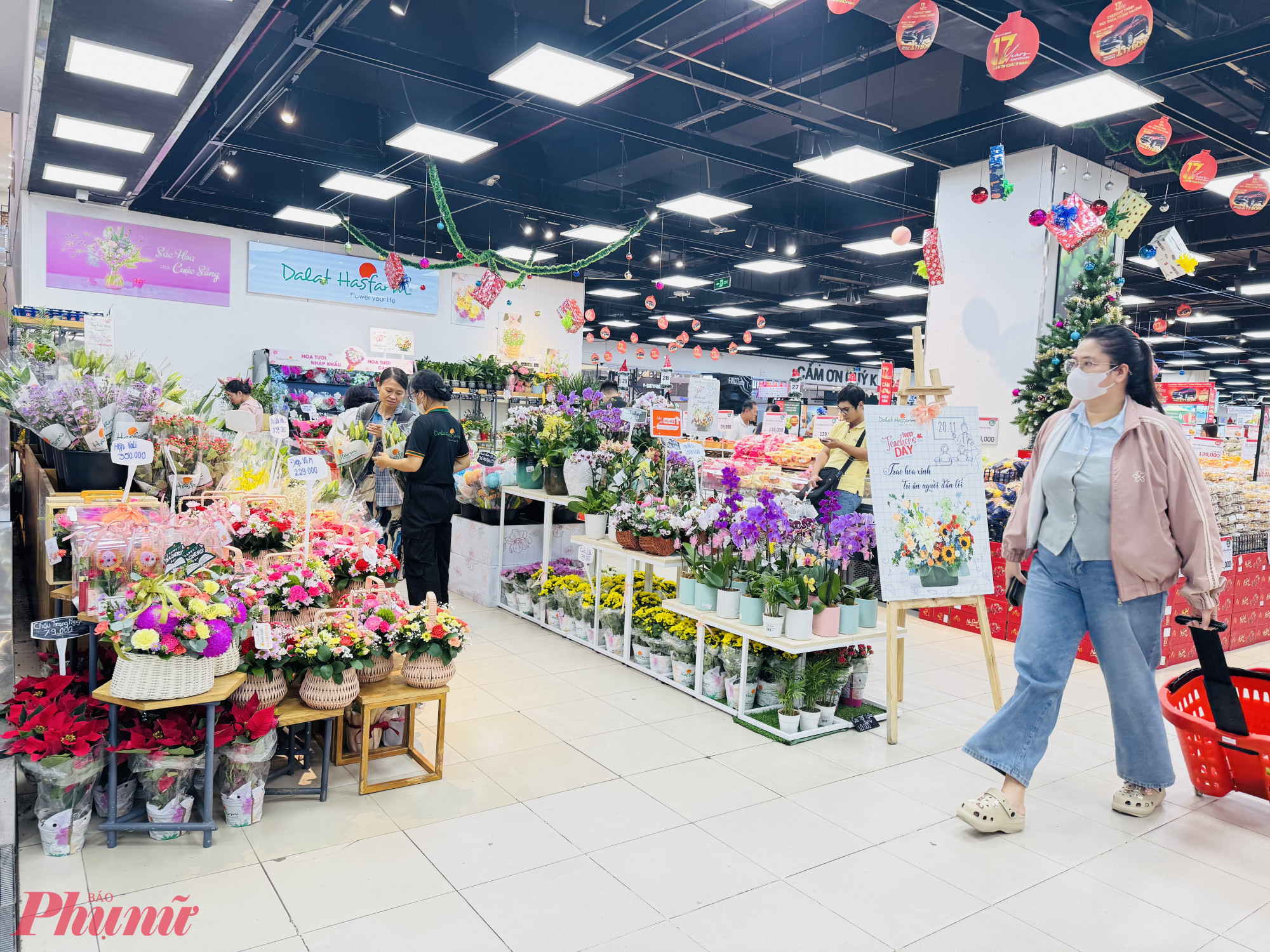 Theo chia sẻ của nhân viên Dalat Hasfarm, năm nay cửa hàng ra mắt sản phẩm phân khúc giá bình dân nhiều hơn các dịp lễ trước