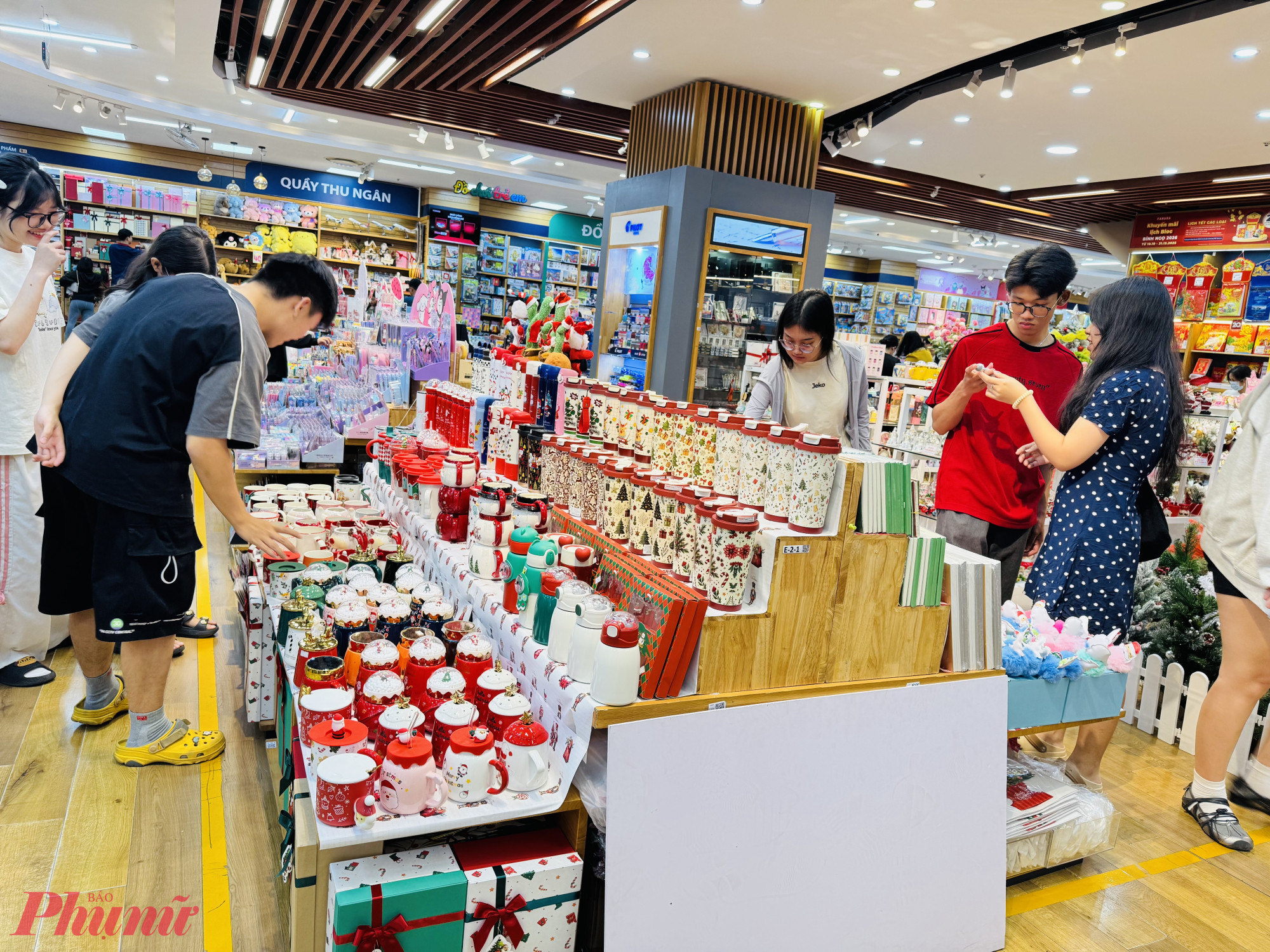 Tại các nhà sách, khá đông các em học sinh đến lựa thiệp để viết tặng các lời tri ân gửi đến thầy cô