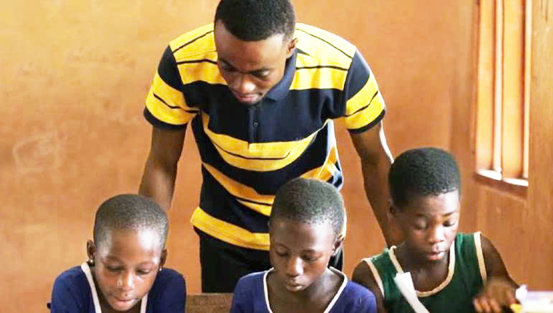 Công việc nhiều áp lực khiến ngày càng có nhiều giáo viên nghỉ việc - Nguồn ảnh: UNICEF