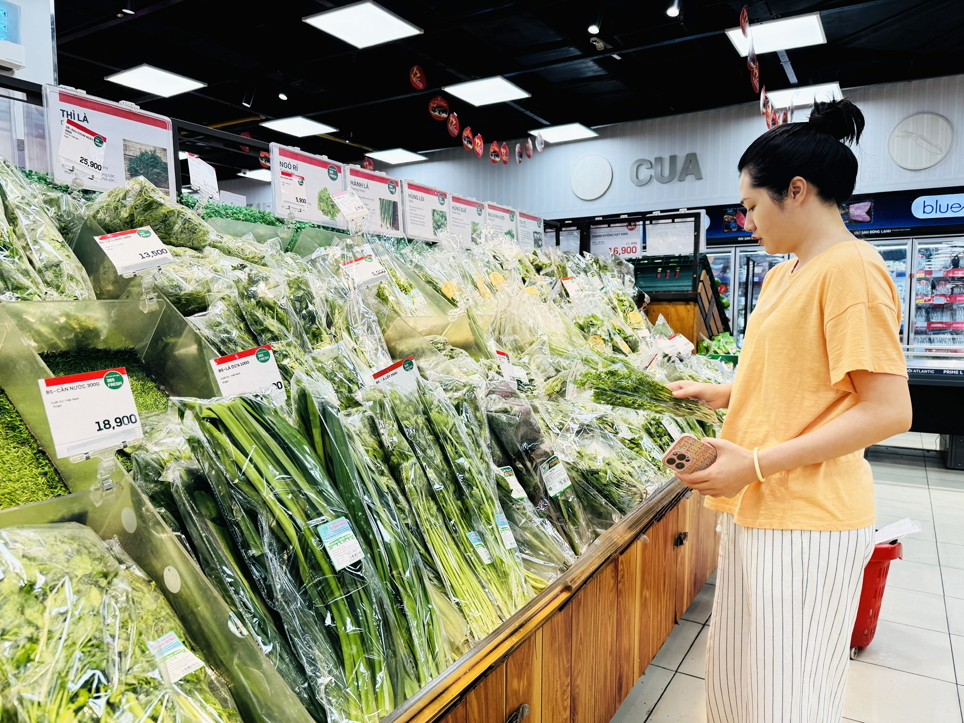 Khách hàng chọn mua rau tại Lotte Mart, phường Tân Hưng, TPHCM - Ảnh: Thanh Hoa
