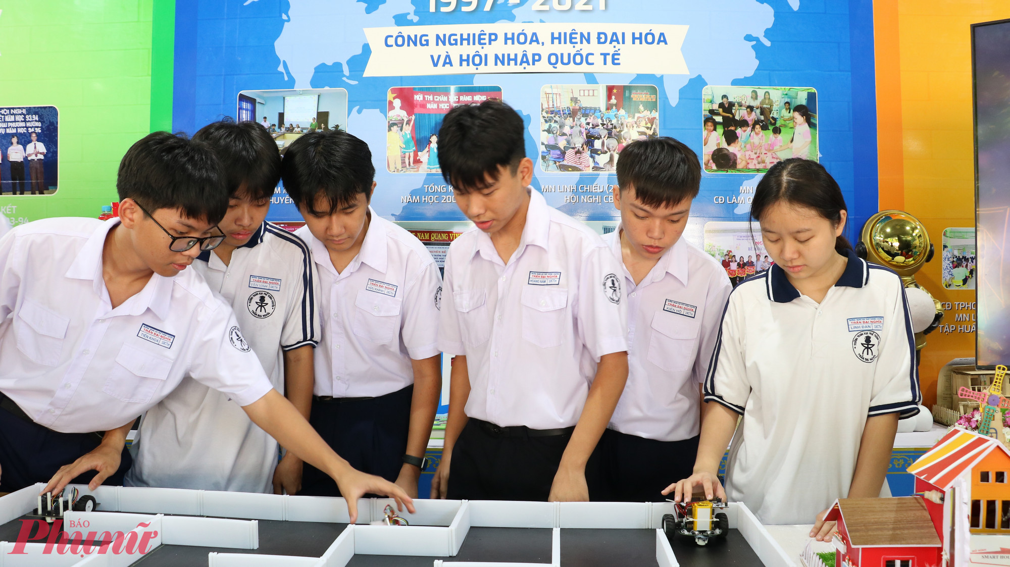 Học sinh Trường THPT chuyên Trần Đại Nghĩa khám phá robot giải mã mê cung bằng các hệ thống trí tuệ nhân tạo (AI) - Ảnh: Trang Thư