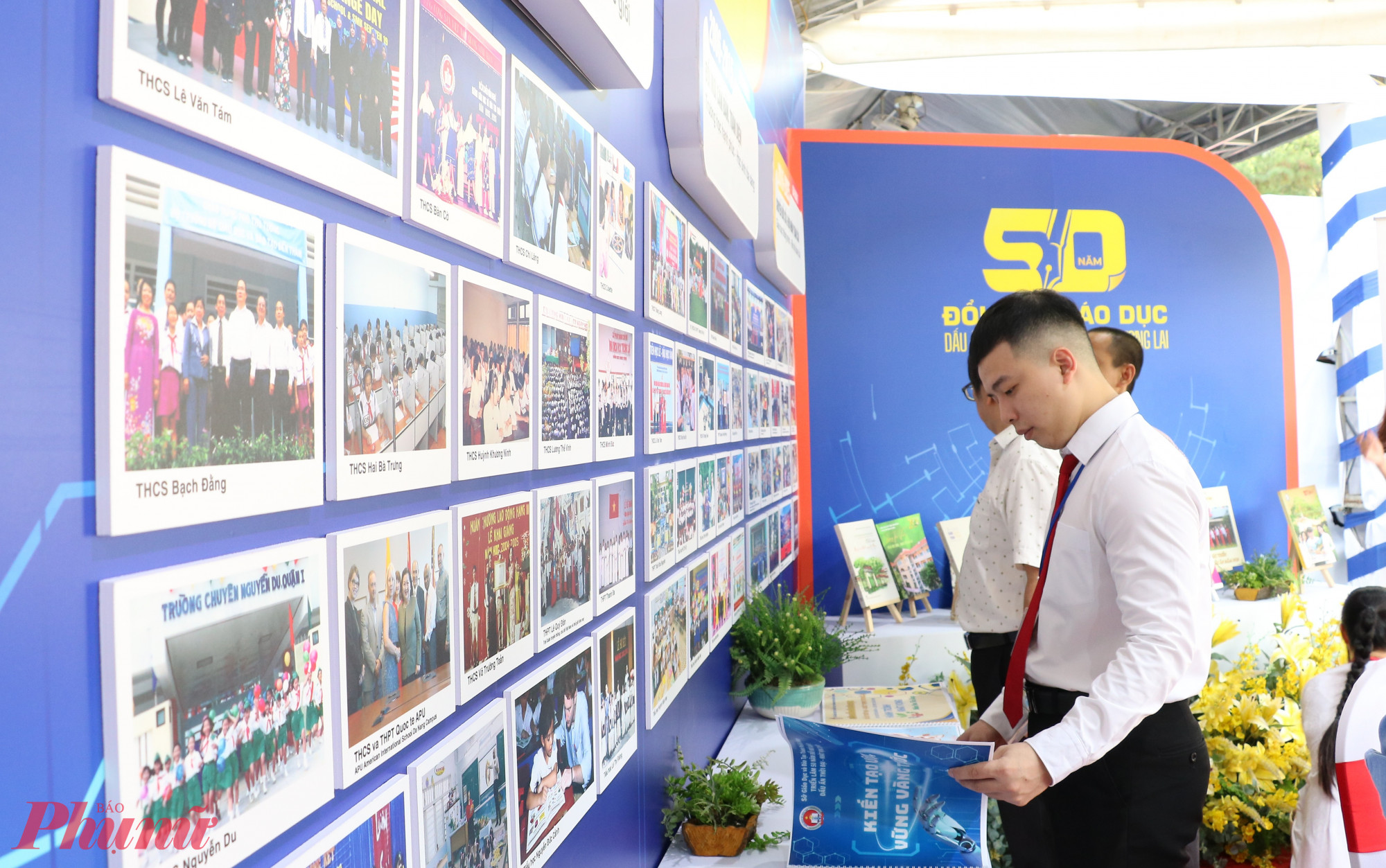 Học sinh, giáo viên cùng nhìn lại hành trình phát triển của toàn ngành - Ảnh: Trang Thư