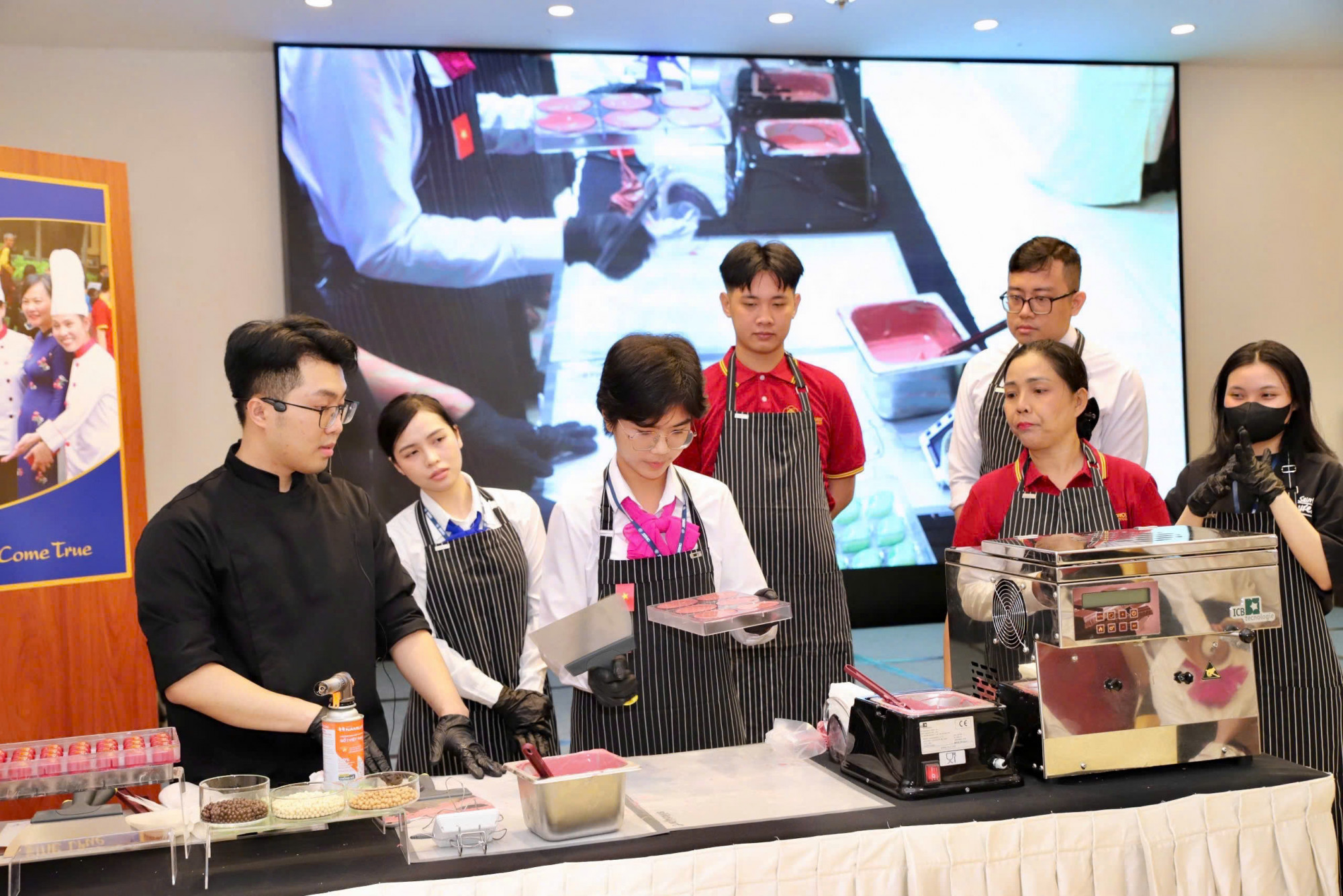 Sinh viên được tiếp cận kiến thức chuyên sâu thông qua phần trình diễn của các chuyên gia