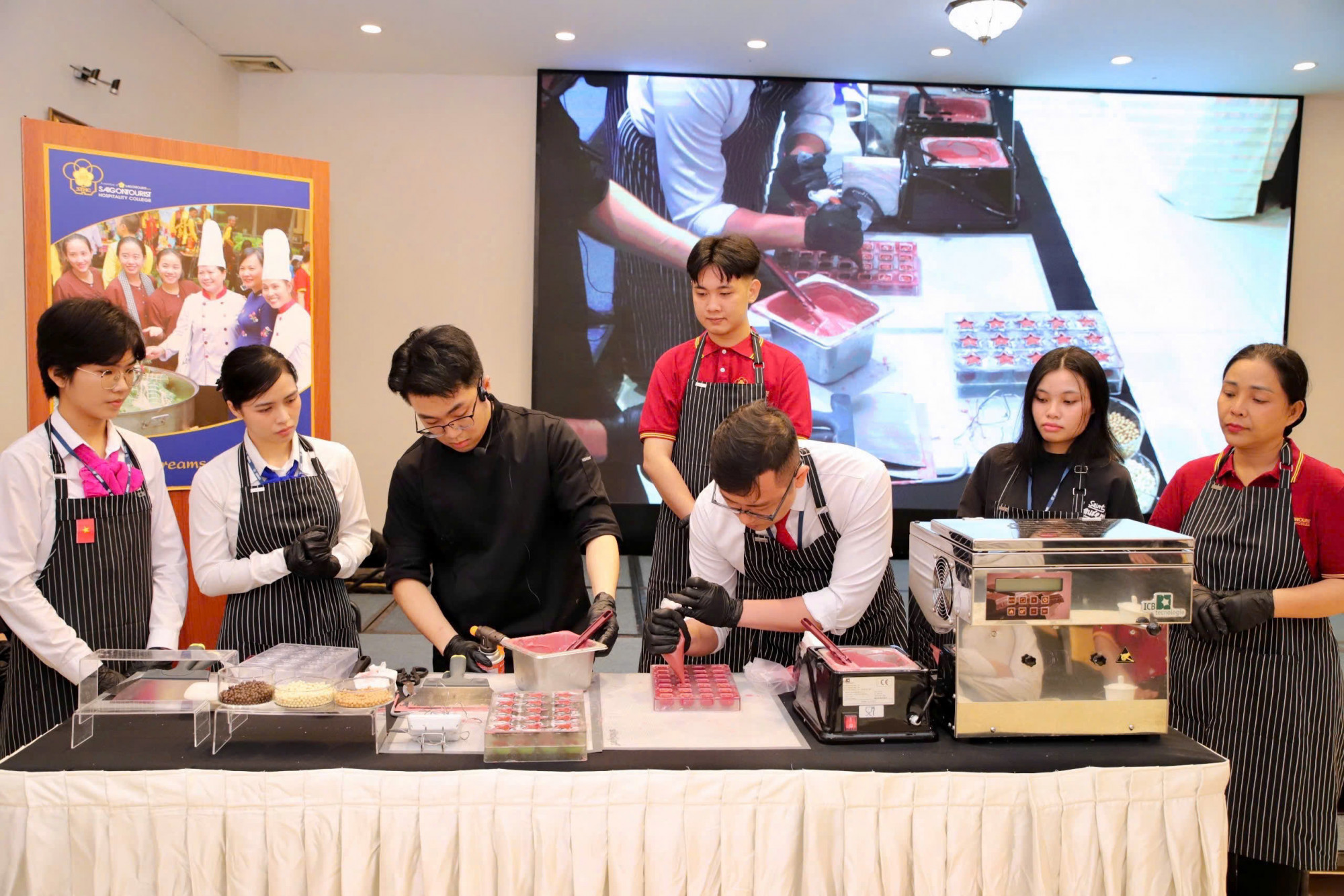 sinh viên được tiếp cận những kiến thức chuyên sâu thông qua phần trình diễn của các chuyên gia