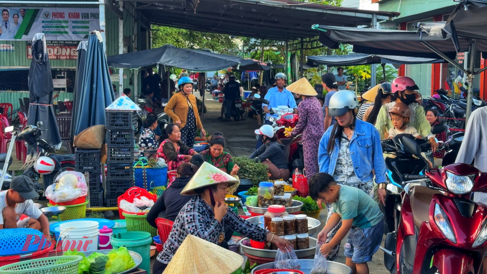 Miền Tây mùa nước nổi: hương vị phù sa nồng nàn và nồi lẩu mắm đậm đà ký ức Không khí nhộn nhịp, rộn ràng của chợ quê miền Tây.