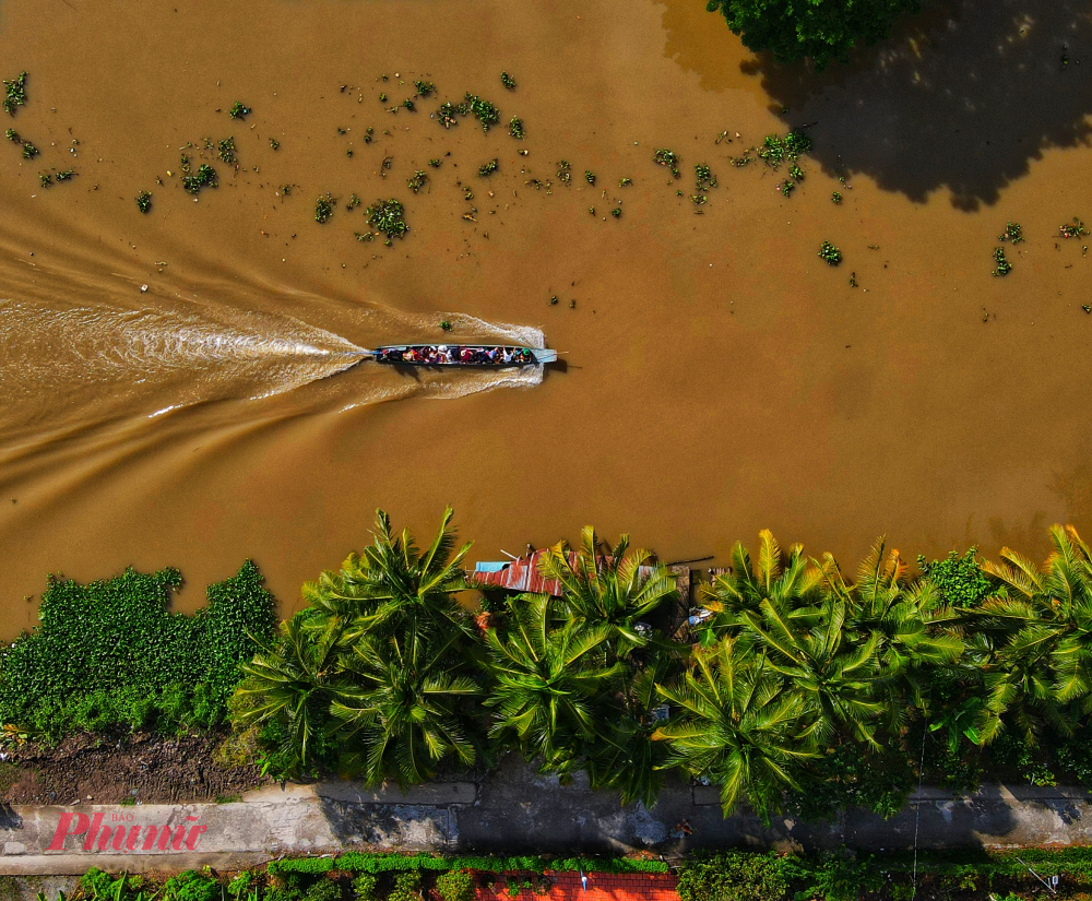 Miền Tây mùa nước nổi: hương vị phù sa nồng nàn và nồi lẩu mắm đậm đà ký ức Xuồng máy rẽ sóng trên dòng kênh mùa nước nổi miền Tây. Ảnh: Toại Nguyễn