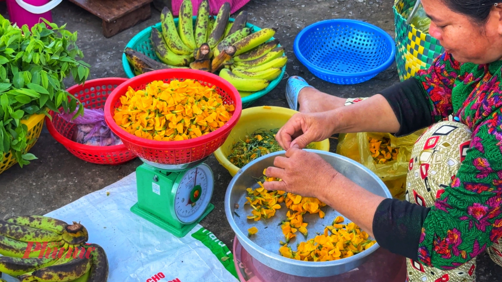 Miền Tây mùa nước nổi: hương vị phù sa nồng nàn và nồi lẩu mắm đậm đà ký ức Bông điên điển vàng tươi, món quà không thể thiếu của miền Tây mùa nước nổi.