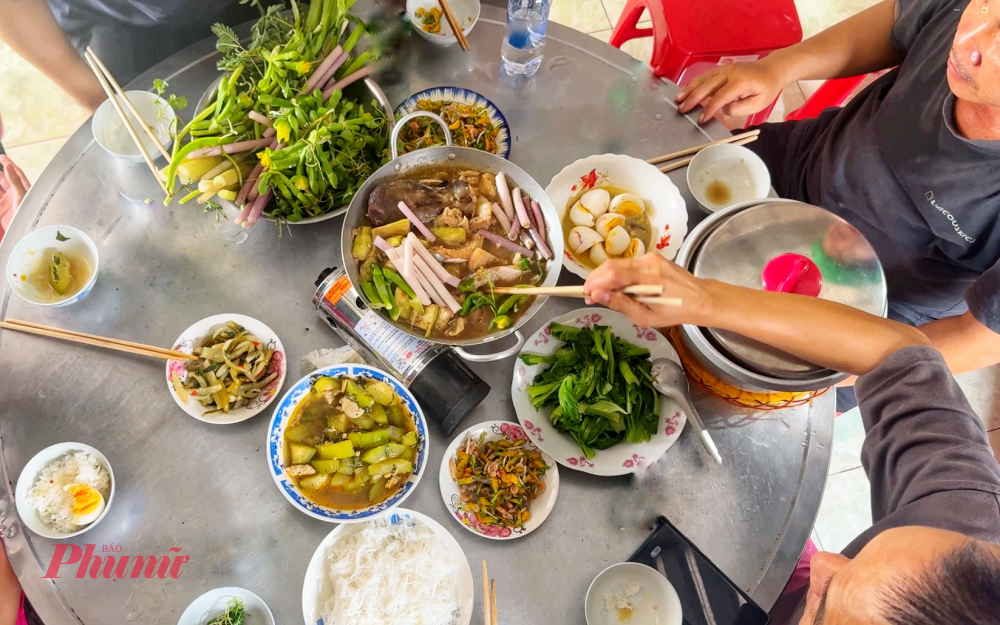 Miền Tây mùa nước nổi: hương vị phù sa nồng nàn và nồi lẩu mắm đậm đà ký ức Mâm cơm mùa nước nổi ấm cúng với Lẩu Mắm nghi ngút khói và rau đồng phong phú.