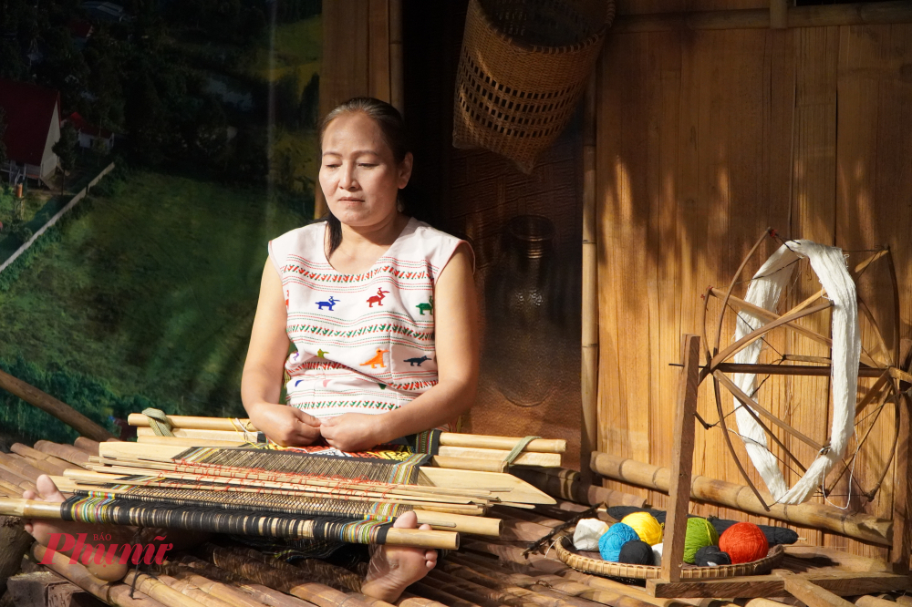 Nghệ nhân Ka Điều thực hiện dệt vải