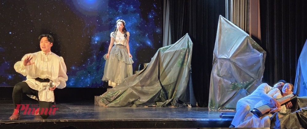 Để nhân vật kịch cổ điển phương Tây ung dung bước vào không gian kịch phương Đông