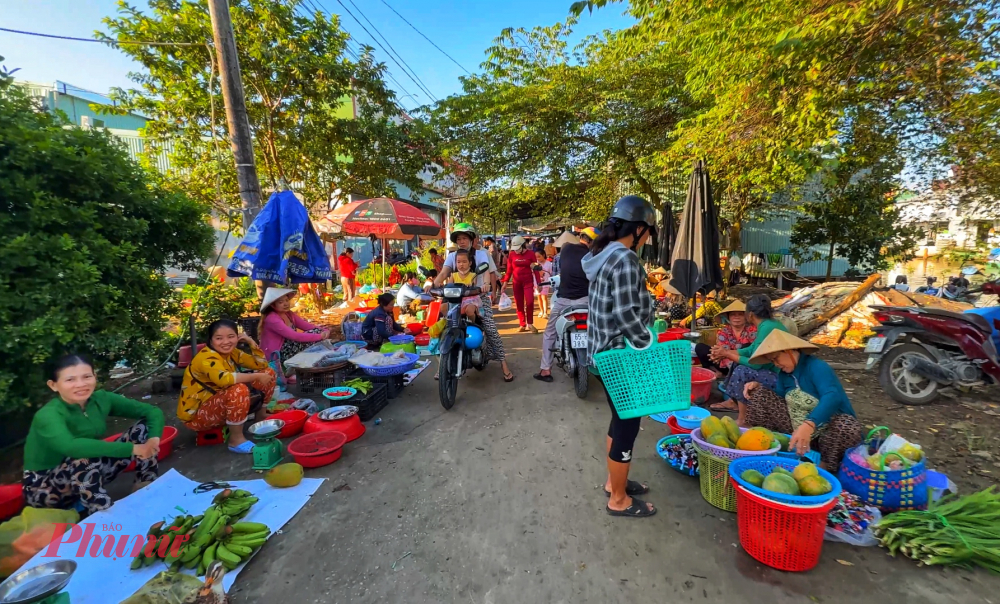 Miền Tây mùa nước nổi: hương vị phù sa nồng nàn và nồi lẩu mắm đậm đà ký ức Nụ cười rạng rỡ của người dân miền Tây giữa không khí mua bán nhộn nhịp tại chợ.