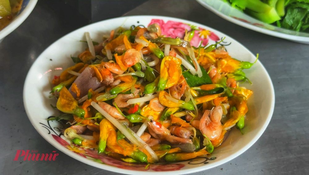 Miền Tây mùa nước nổi: hương vị phù sa nồng nàn và nồi lẩu mắm đậm đà ký ức Món gỏi bông điên điển và tép: hương vị đồng quê chân thật, đậm đà của miền Tây.