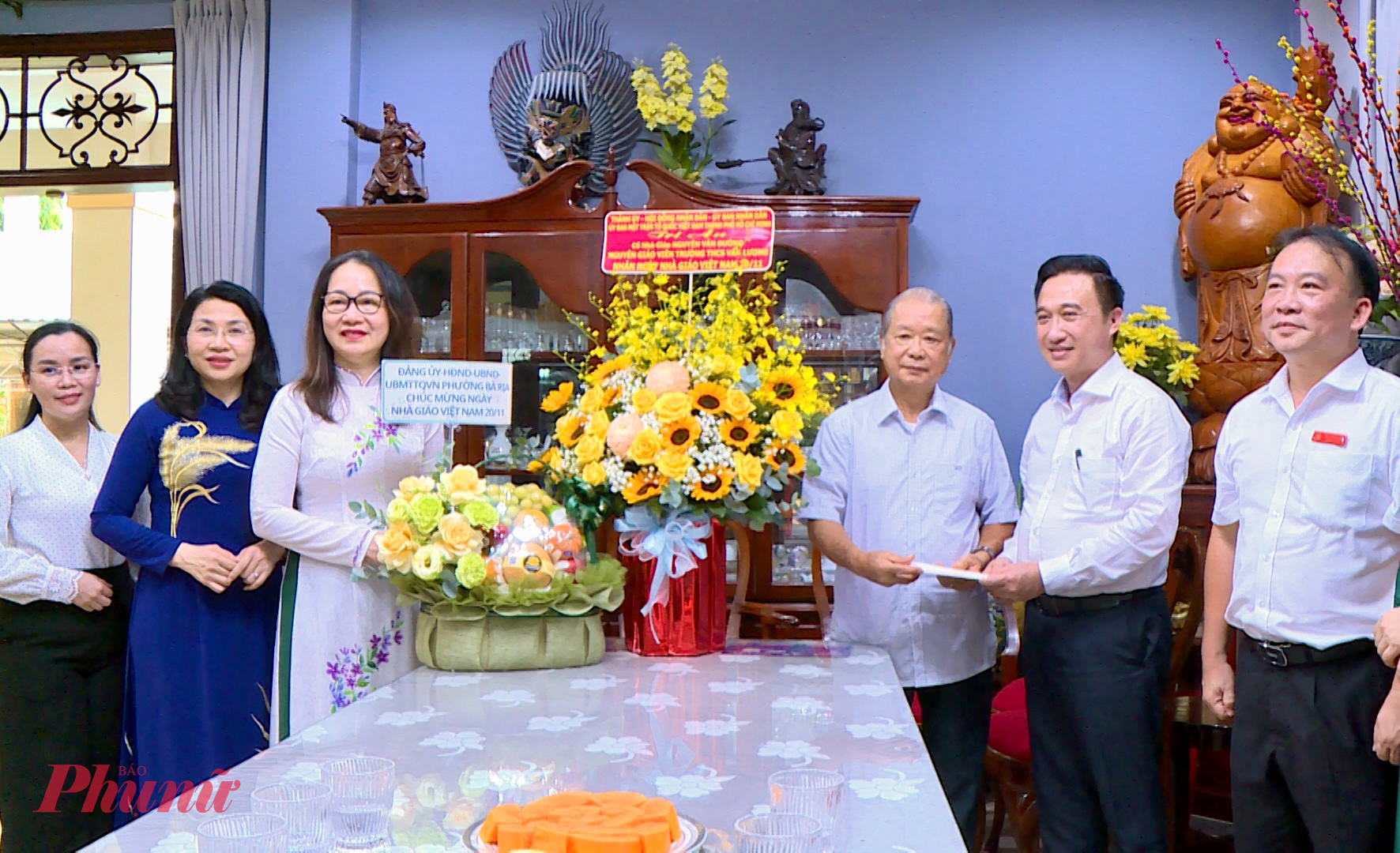 ông Đặng Minh Thông - Phó Bí thư Thành ủy TPHCM - thăm,húc mừng gia đình cố nhà giáo Nguyễn Văn Đường - thân sinh ông Nguyễn Trọng Minh - nguyên Chủ tịch UBND tỉnh Bà Rịa - Vũng Tàu, hiện cư ngụ tại phường Bà Rịa 
