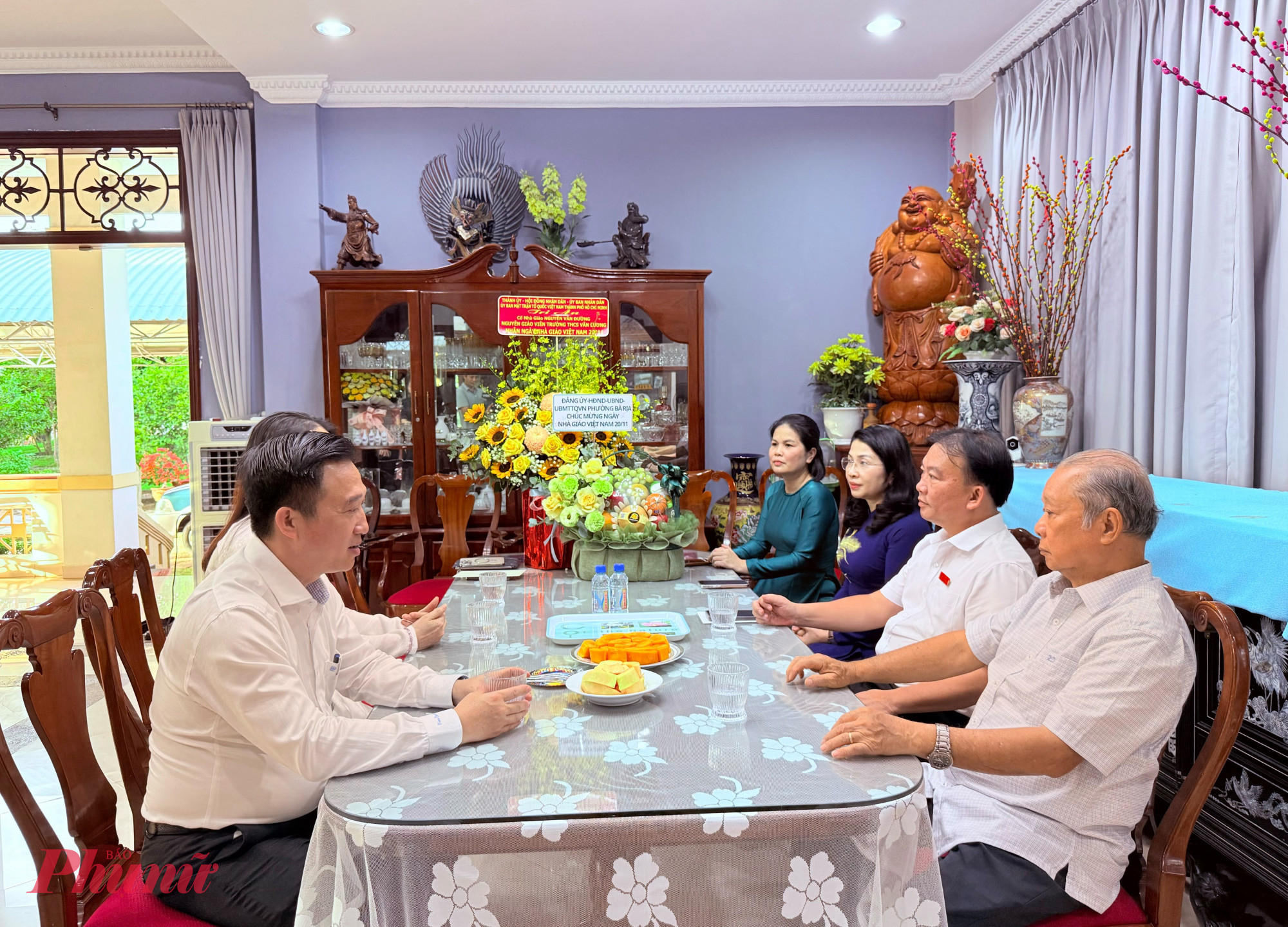 Phó Bí thư Thành ủy TPHCM Đặng Minh Thông đã ân cần thăm hỏi sức khỏe, trò chuyện với ông Nguyễn Trọng Minh và gia đình