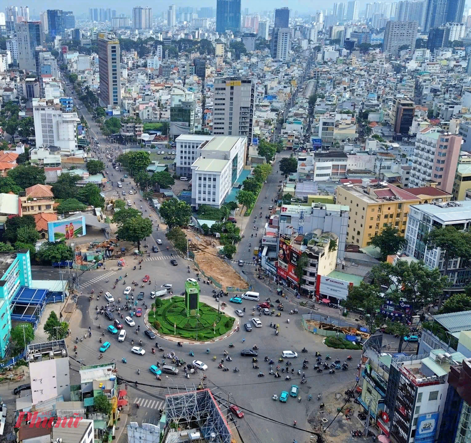Hiện metro số 2 đang tăng tốc di dời hạ tầng kỹ thuật để chuẩn bị khởi công vào đầu năm sau - Ảnh: TQ