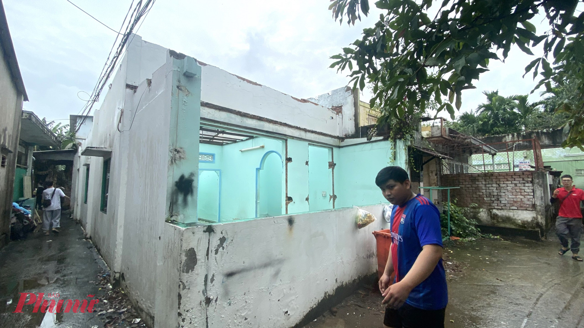 Người dân khu vực nút giao Bình Thái bắt đầu tháo dỡ nhà,nhường mặt bằng cho dự án Vành đai 2 - Ảnh: TQ