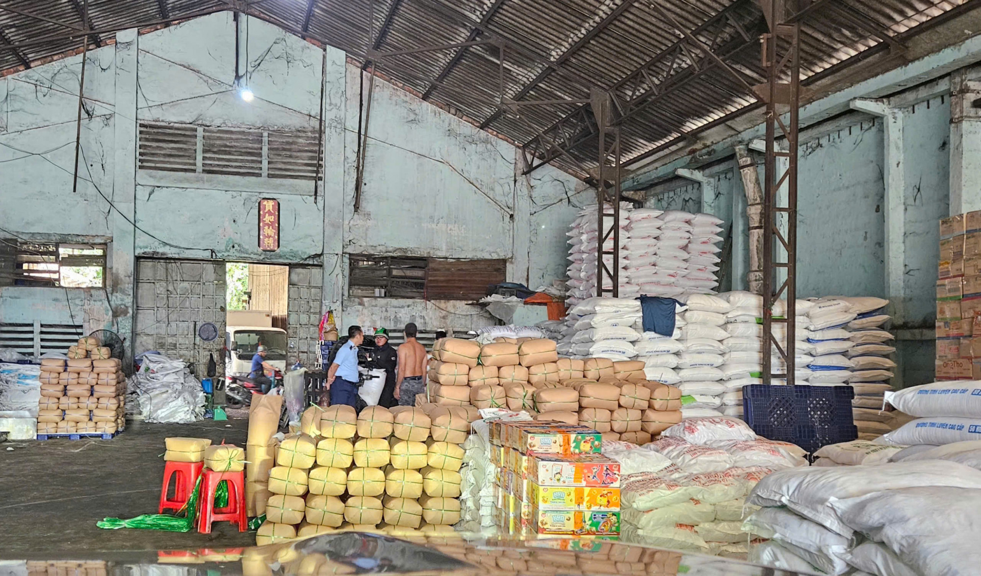 Điểm kinh doanh chứa lượng lớn đường nhập lậu tại phường Bình Tiên, TPHCM 