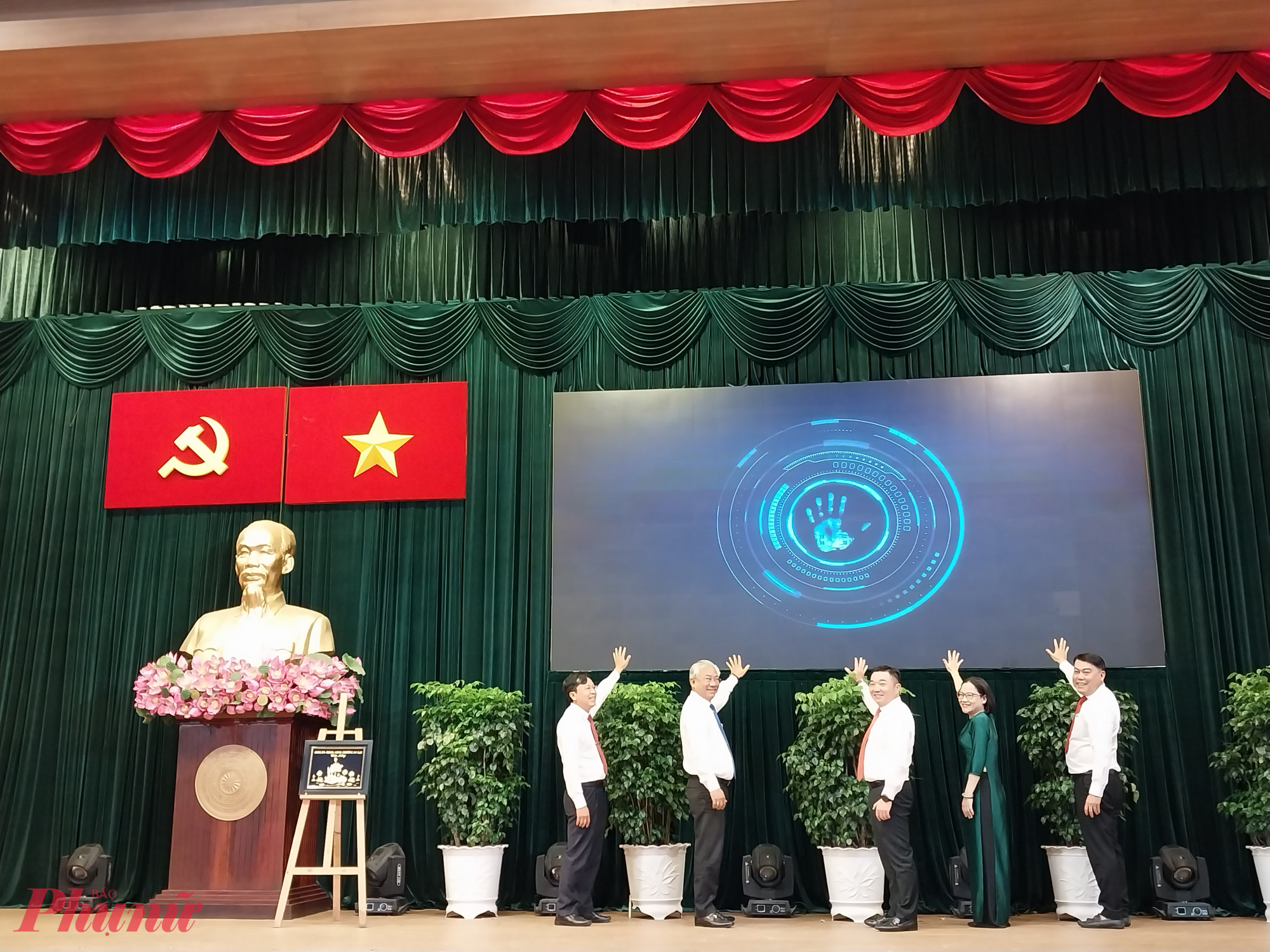 Đại biểu thực hiện nghi thức ra mắt hệ thống “An Lạc 360 – Kết nối và Phản hồi” = Ảnh: Mẫn Nhi