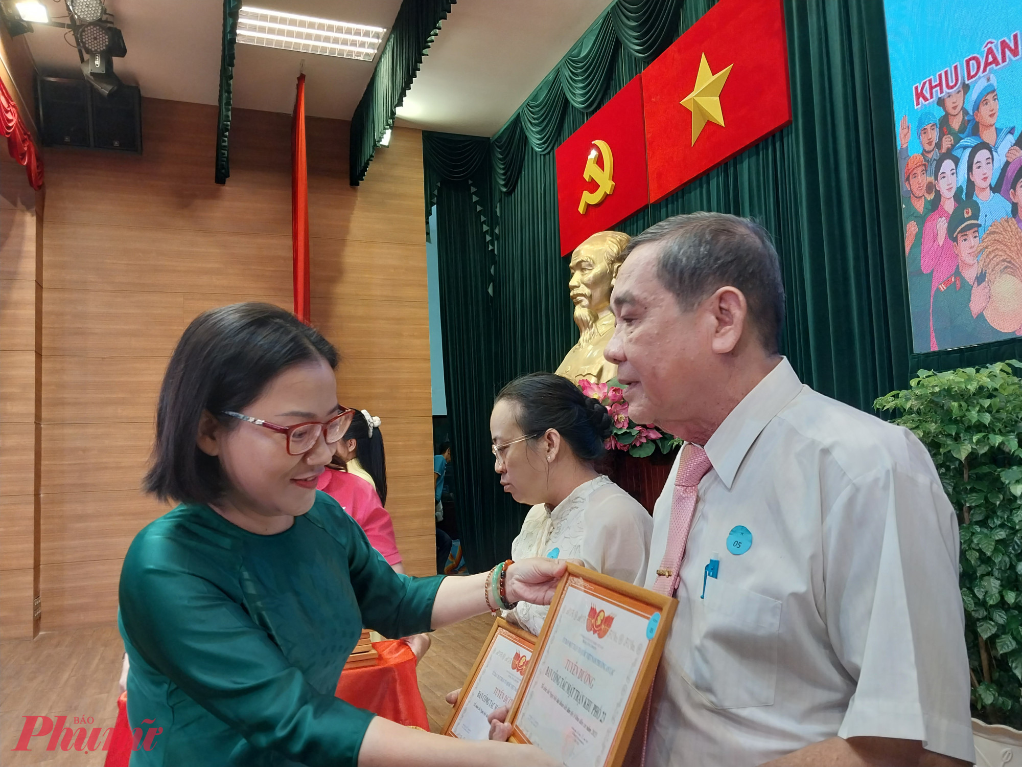 Bà Nguyễn Thanh Loan – Phó chủ tịch Hội LHPN TPHCM – trao giấy biểu dương của Ủy ban MTTQ Việt Nam phường An Lạc đến đại diện các khu dân cư tổ chức tốt Ngày hội Đại đoàn kết toàn dân tộc - năm 2025 - Ảnh: Mẫn Nhi