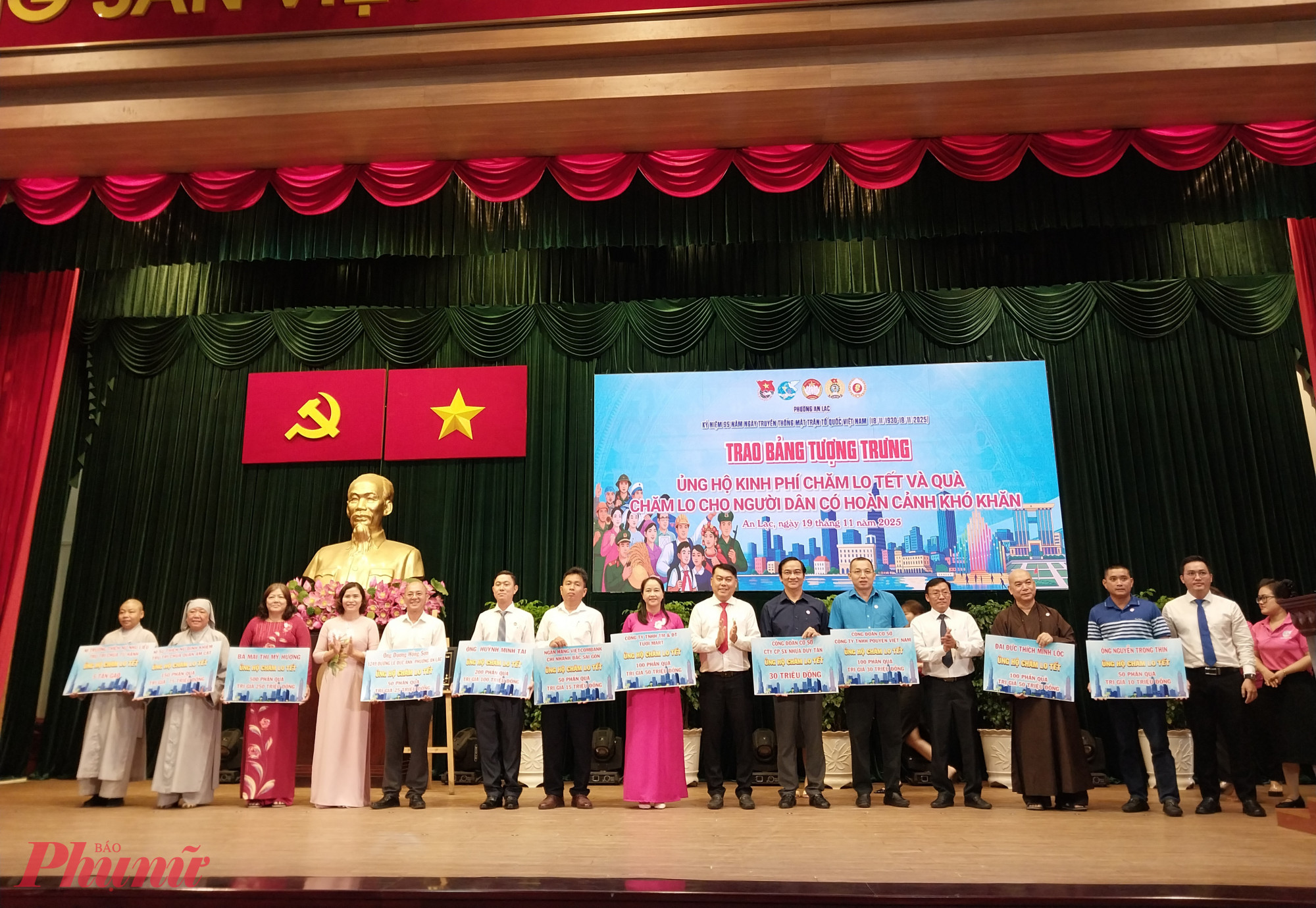 Đại diện các đơn vị trao bảng tượng trưng kinh phí và quà ủng hộ công tác chăm lo người dân trong dịp tết Nguyên đán sắp tới - Ảnh: Mẫn Nhi