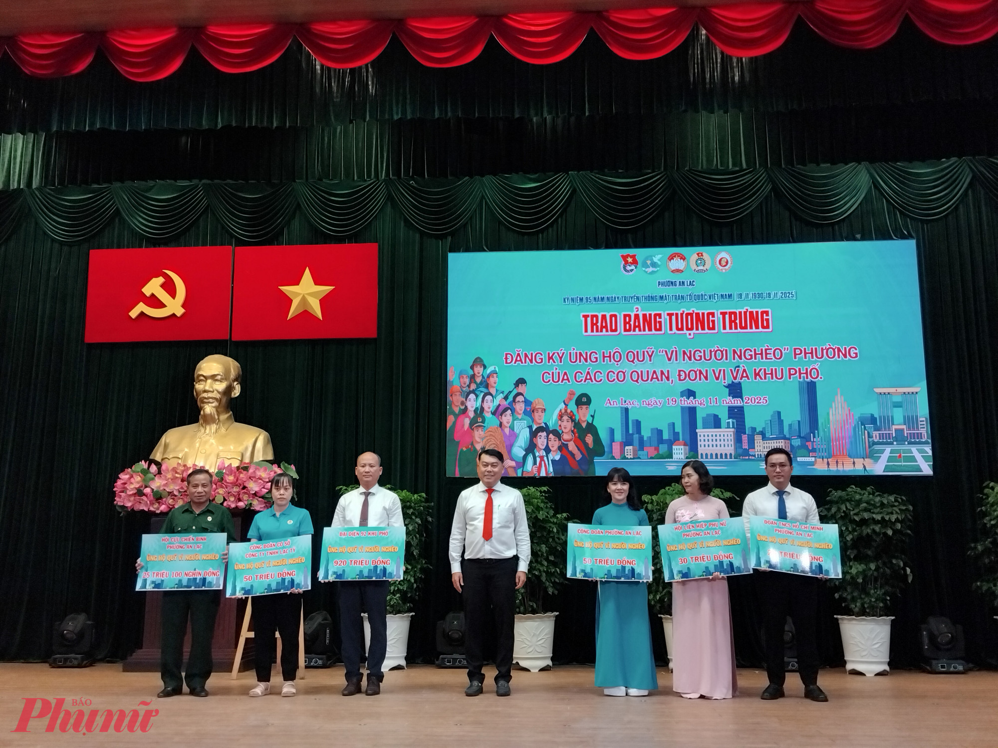 Đại diện các tổ chức chính trị - xã hội, doanh nghiệp và 92 khu phố trên địa bàn trao bảng tượng trưng kinh phí ủng hộ Quỹ “Vì người nghèo” trong năm 2025 - Ảnh: Mẫn Nhi