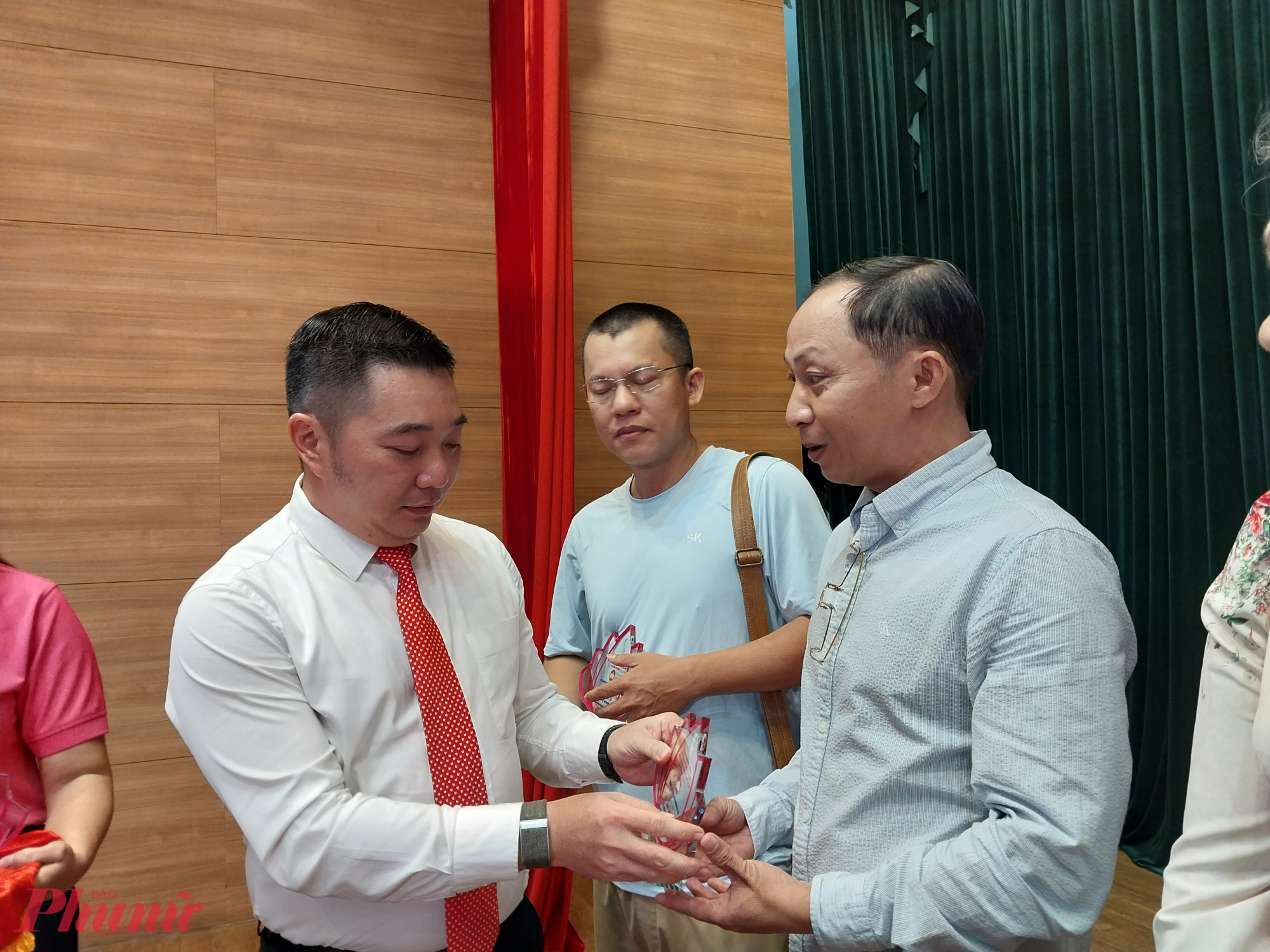 Tại buổi họp mặt, Ủy ban MTTQ Việt Nam phường An Lạc tuyên dương 13 cá nhân có nhiều đóng góp cho công tác Mặt trận thời gian qua. Trong ảnh, ông Lê Trương Hải Hiếu – Bí thư Đảng Ủy, Chủ tịch HĐND phường An Lạc -  trao biểu trưng đến các cá nhân - Ảnh: Mẫn Nhi