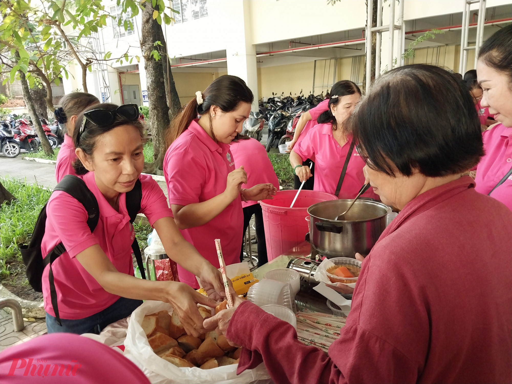 Gian hàng ẩm thực với các món ăn dân dã phục vụ người dân và đại biểu tại buổi họp mặt - Ảnh: Mẫn Nhi