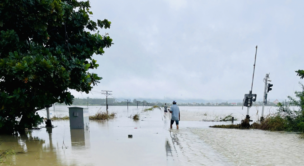Mưa lũ lớn khiến nhiều đoạn đường sắt Nam Trung Bộ bị ngập sâu, đặc biệt tại Km 1326+000, Km 1295+200 và khu vực các ga Cây Cầy, Chí Thạnh, Tu BôngNhiều đoạn đường rây khu vực Nam trung bộ ngập sâu, ngành đường sắt ngưng chạy tàu trong hôm nay (19/11). Ảnh: Đường sắt