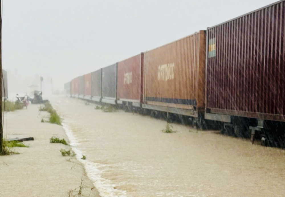 Ga Tu Bông (Khánh Hòa) sáng nay vẫn tiếp tục mưa lớn. Ảnh: Đường sắt.