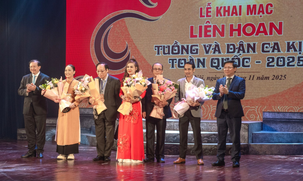 Hội đồng nghệ thuật ra mắt tại lễ khai mạc liên hoan vào tối 17/11 - Ảnh: Nhà hát Sân khấu truyền thống Quốc gia Việt Nam.