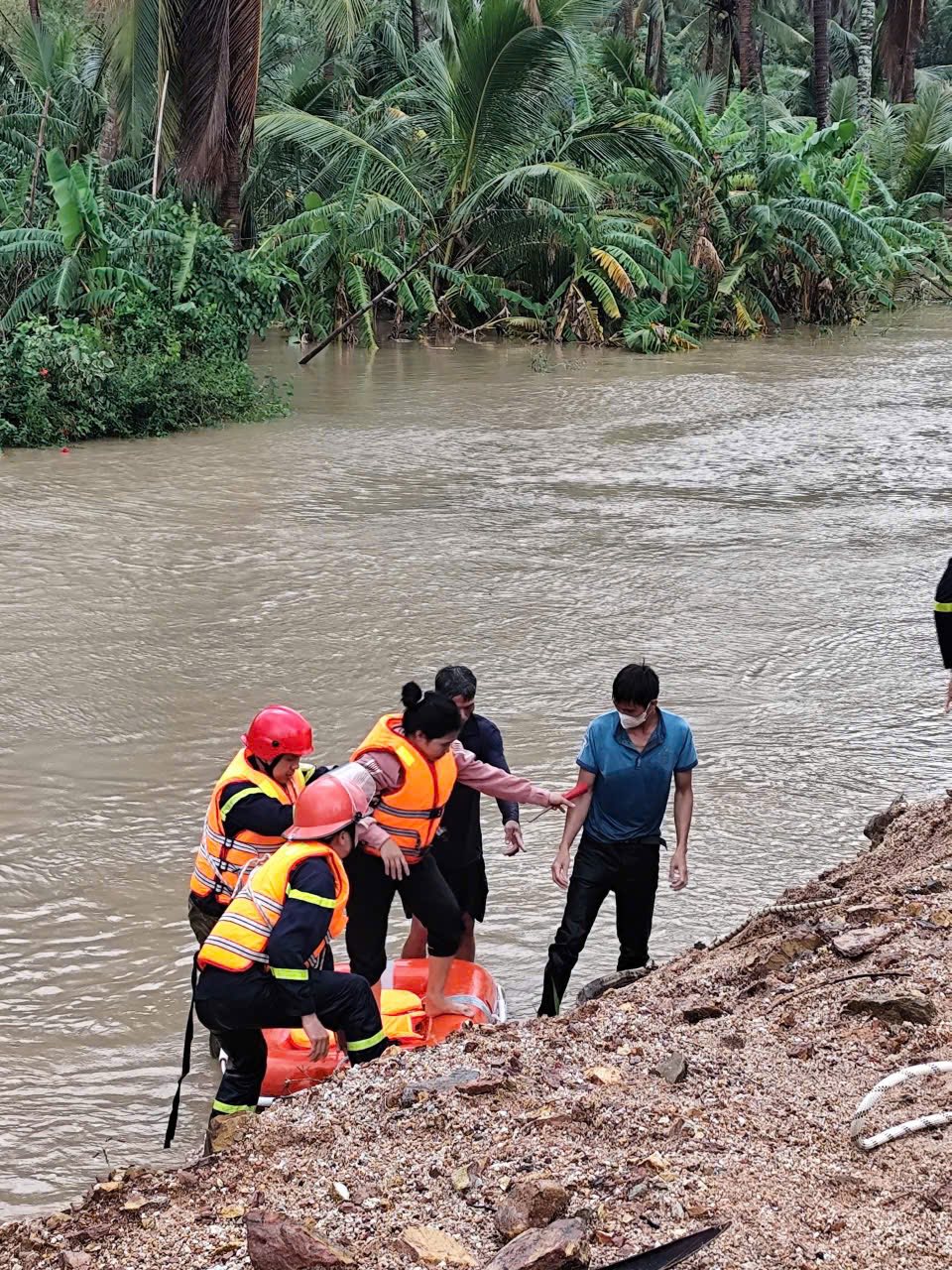 Các lực lượng đã hỗ trợ đưa người già, trẻ nhỏ, phụ nữ và tài sản thiết yếu ra khỏi khu vực nguy hiểm; 