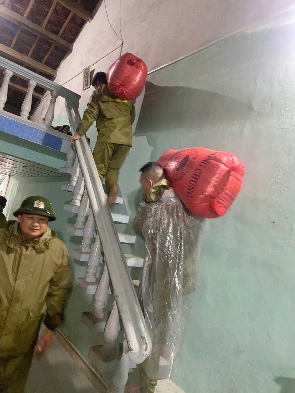 Chạy lũ ở xã Sơn Hòa