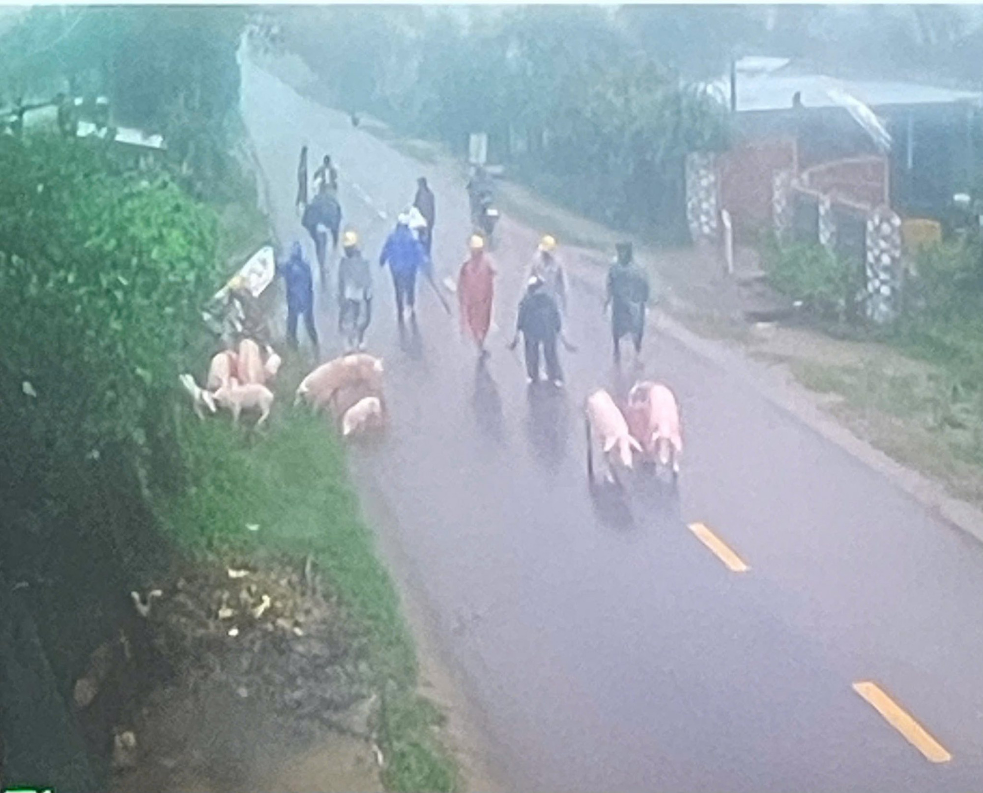 Người dân xã Xuân Lãnh chạy lũ lịch sử