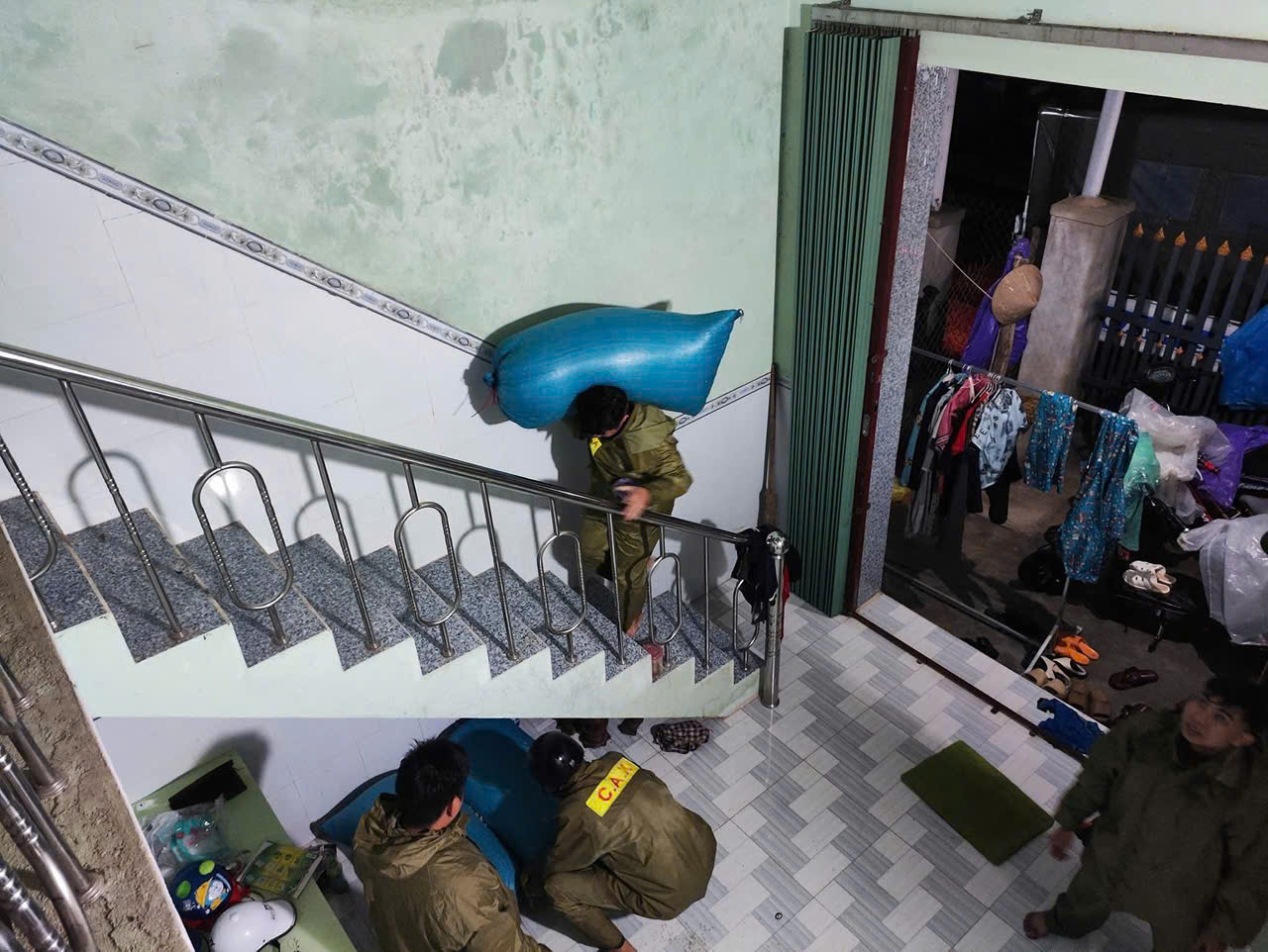 Lực lượng chức năng giúp dân chạy lũ