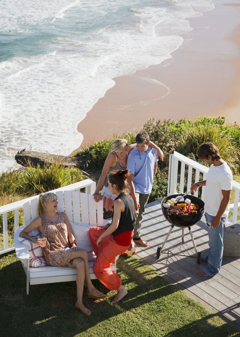 Ẩm thực ngoài là yếu tố quan trọng giúp du khách lựa chọn đi du lịch, còn là dịp để gắn kết tình thân. Ảnh minh họa: Booking.com