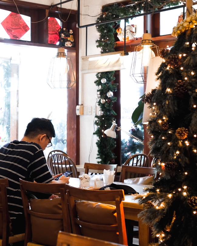 Ngồi giữa không gian ấm cúng, hãy gọi ngay ly Cà phê trứng béo ngậy hoặc thưởng thức một lát bánh Red Velvet có trang trí Noel để thêm phần ngọt ngào cho bức hình.