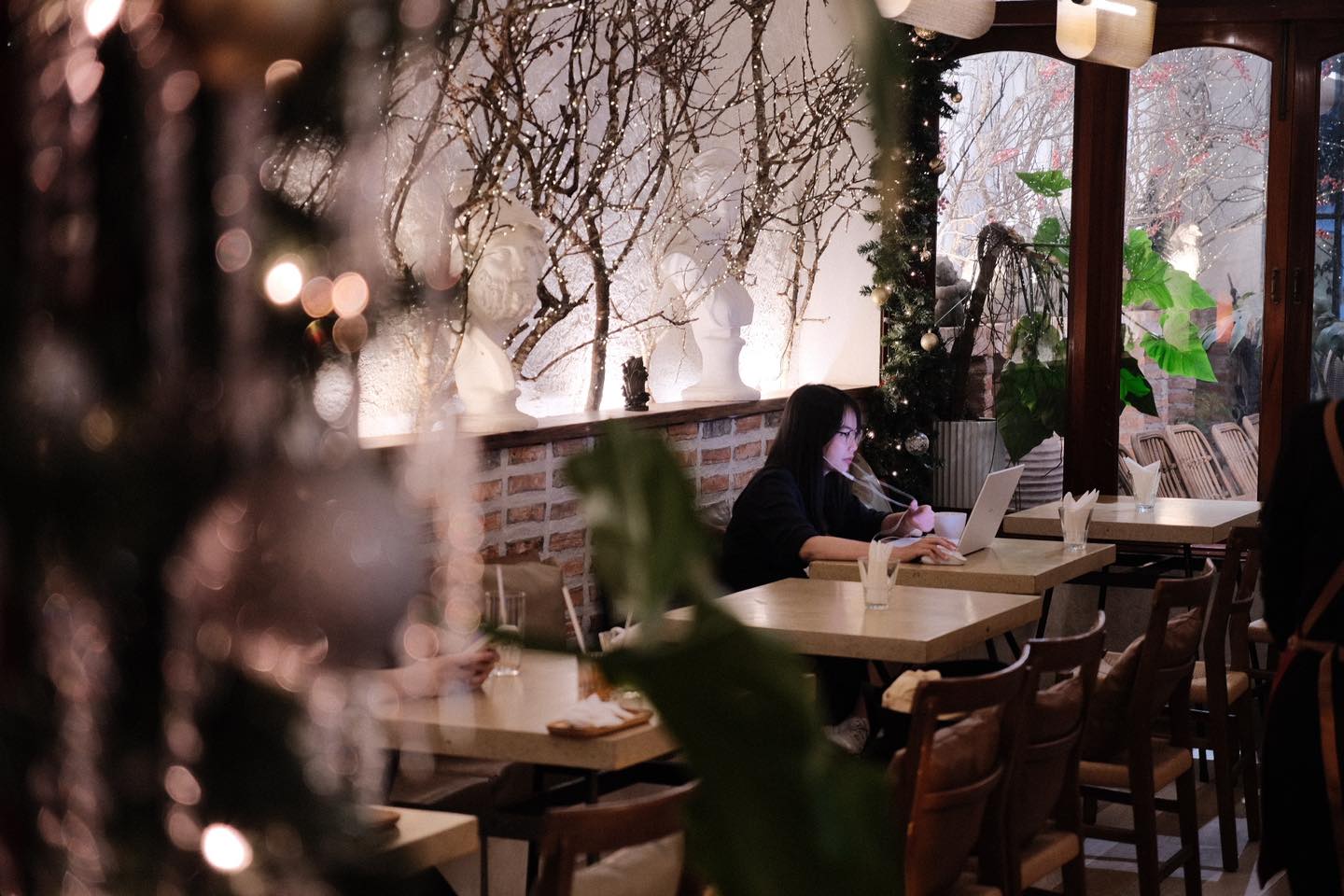 Oromia luôn tạo điểm nhấn bằng một cây thông lớn đặt cạnh lò sưởi giả và những chùm đèn vàng treo rủ. Các vật dụng trang trí như nến, quả châu, và ruy băng đỏ được sắp xếp hài hòa, tạo nên những bức ảnh lãng mạn, nhẹ nhàng, rất hợp cho những bộ ảnh đôi.