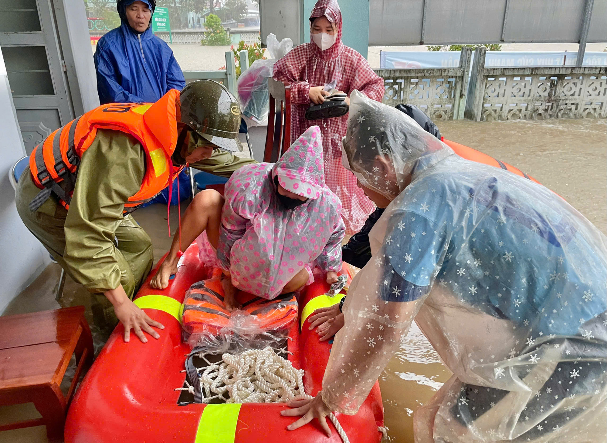 Sau khi nhận được tin báo, lực lượng công an xã đã nhanh chóng có mặt để hỗ trợ sản phụ Lan - Ảnh: CACC