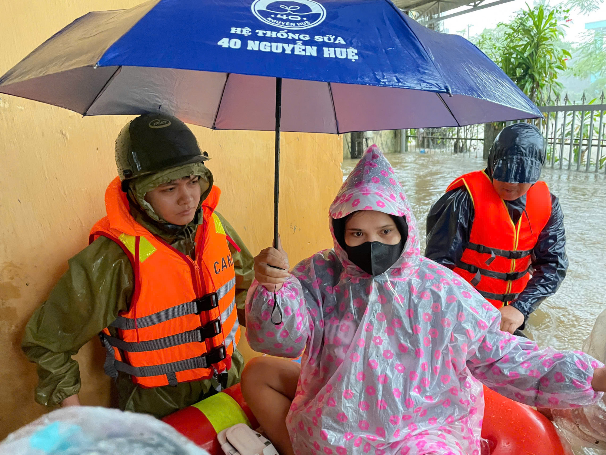 Trên đường đi, các cán bộ công an các cán bộ luôn theo dõi sát tình trạng sức khỏe của sản phụ, trấn an tinh thần và chủ động xử lý các tình huống phát sinh.