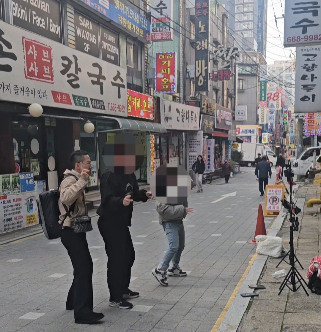 Những người phát trực tiếp nhảy múa giữa đường để cảm ơn những người đăng ký đã gửi tiền ủng hộ.- Ảnh: Choi Jae-hee/The Korea Herald