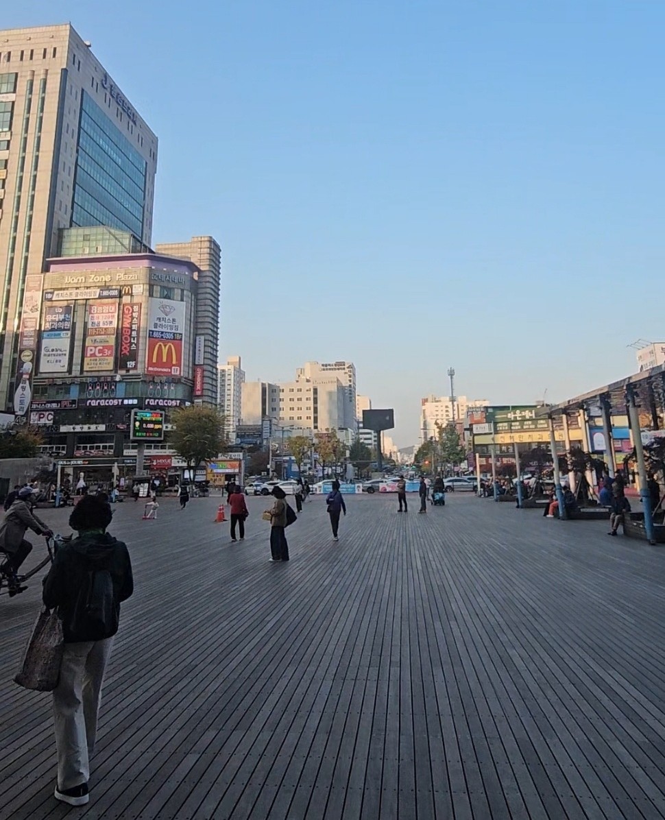 Quảng trường rộng lớn trước ga Bucheon tấp nập người ra vào là nơi để những người phát sóng trực tiếp “câu view” - Ảnh: Choi Jae-hee/The Korea Herald