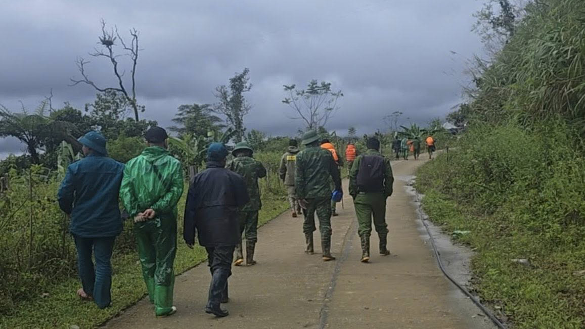 Núi liên tiếp nổ gây sạt lở ở khu vực tìm kiếm 3 nạn nhân mất tích ở thôn Pứt, xã Hùng Sơn. Lực lượng tìm kiếm buộc phải di dời để đảm bảo an toàn_Ảnh: UBND xã Hùng Sơn.