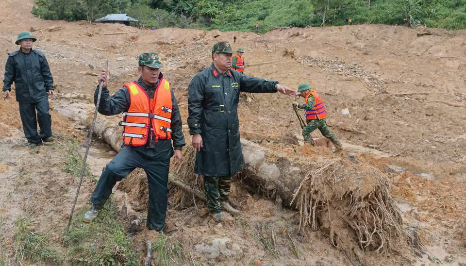 Sau 6 ngày xảy ra vụ lở núi kinh hoàng tại thôn Pứt, xã Hùng Sơn; lực lượng tìm kiếm đã tìm thấy thi thể 1 nạn nhân_Ảnh: Quân khu 5.
