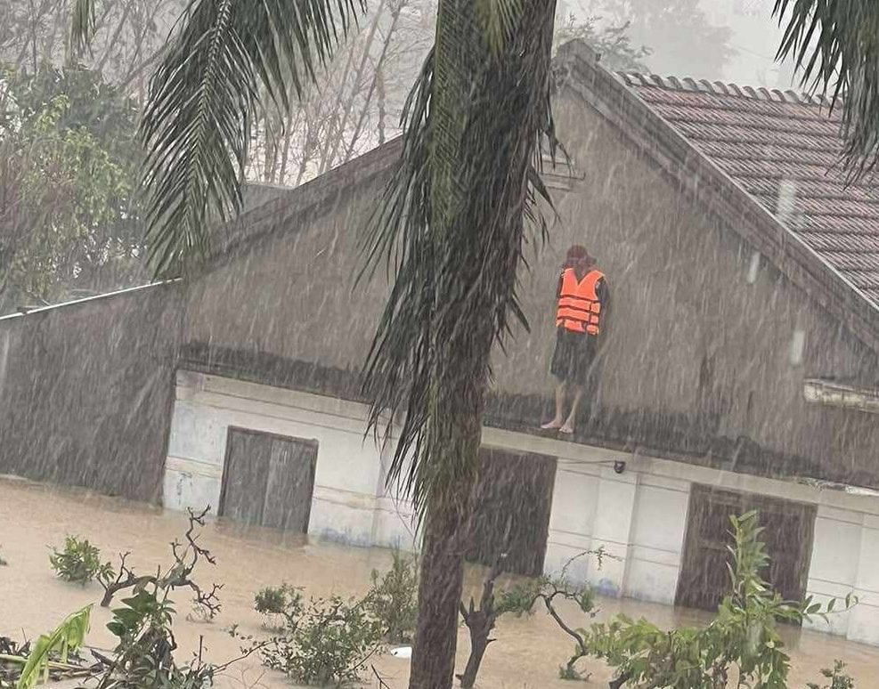 Nhiều hộ dân bị cô lập do nước lũ dâng nhanh - Ảnh: M.N.