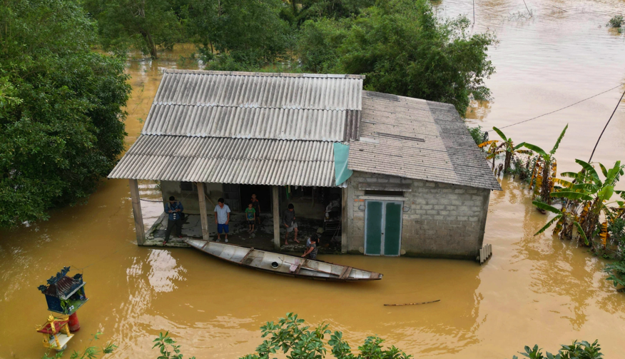 Làng Siêu Quần phường Phong Dinh TP Huế ngập lụt hơn một tháng nay nước lũ vẫn chưa rút