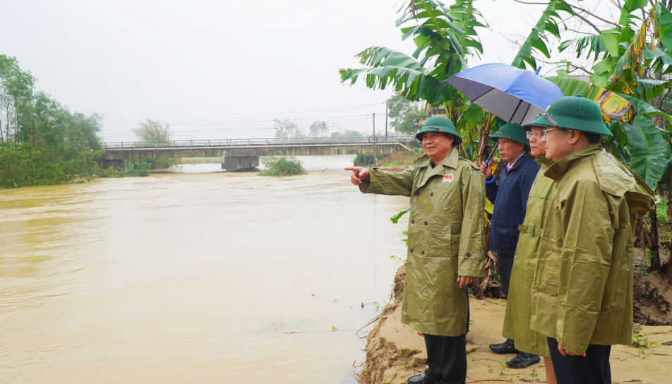 Thứ trưởng Võ Văn Hưng làm trưởng đoàn đã có buổi kiểm tra thực tế tình hình mưa lũ, sạt lở tại TP Huế và chỉ đạo công tác ứng phó, khắc phục hậu quả thiên tai. Tại điểm sạt lở bờ sông Rào Cùng (xã Quảng Điền)