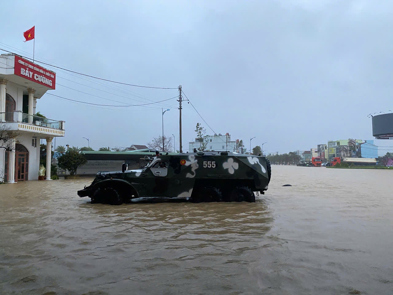 Hiện, quân đội và công an đang nỗ lực tiếp cận khu vực thấp trũng, di dời người dân đến nơi an toàn_Ảnh: Quân khu 5.