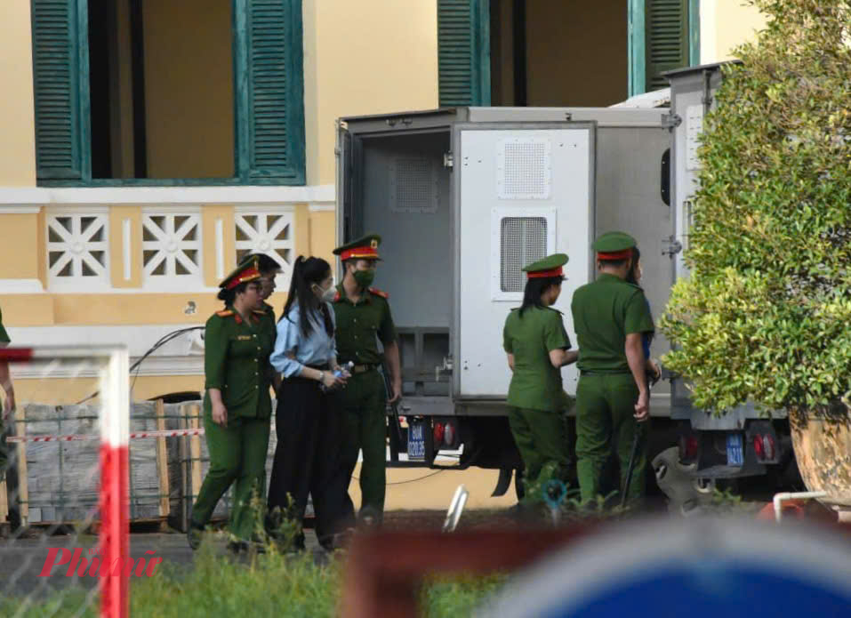 Bị cáo Hằng Du Mục được đưa đến phiên toà