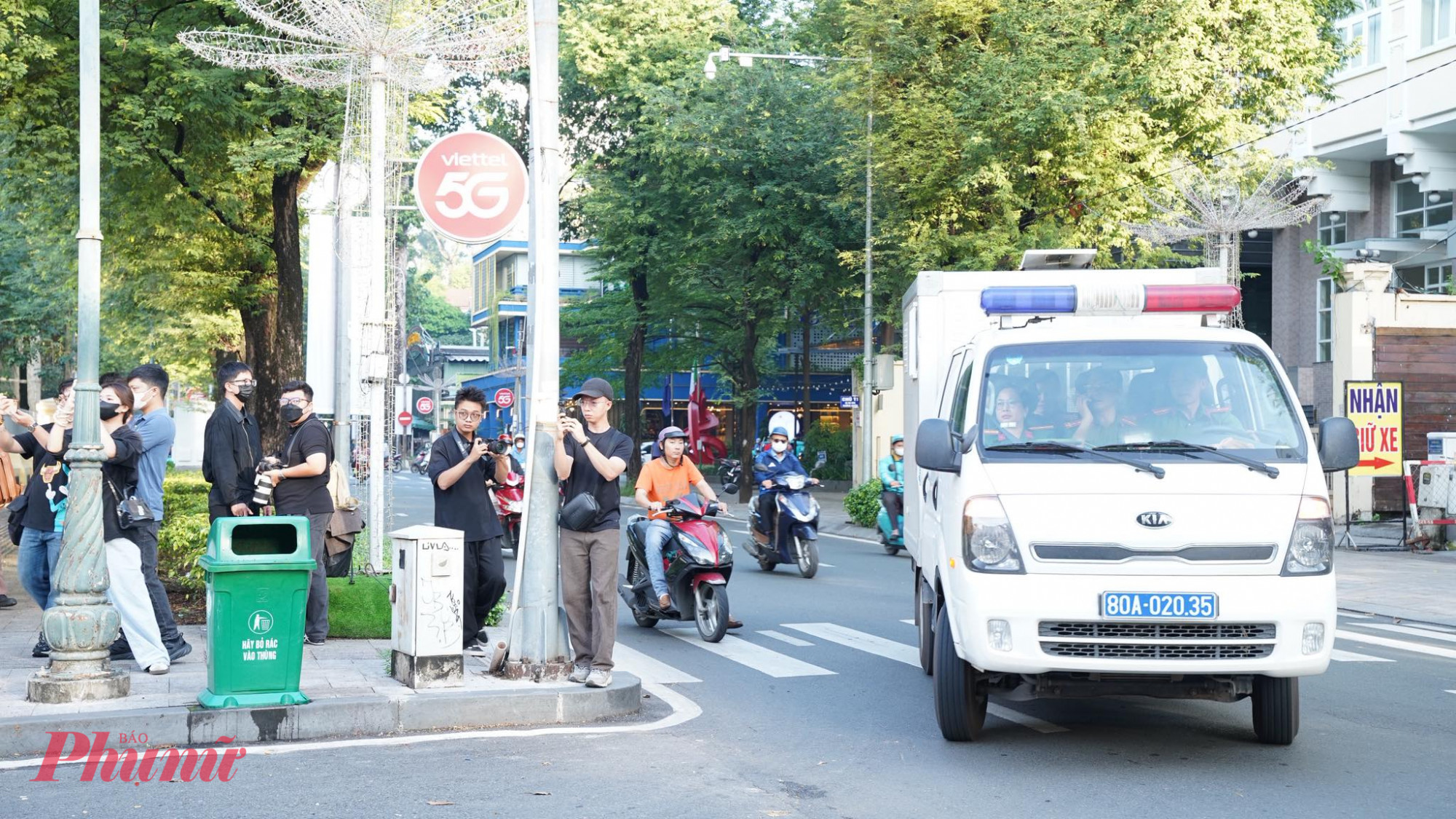 Xe đưa các bị cáo đến phiên toà